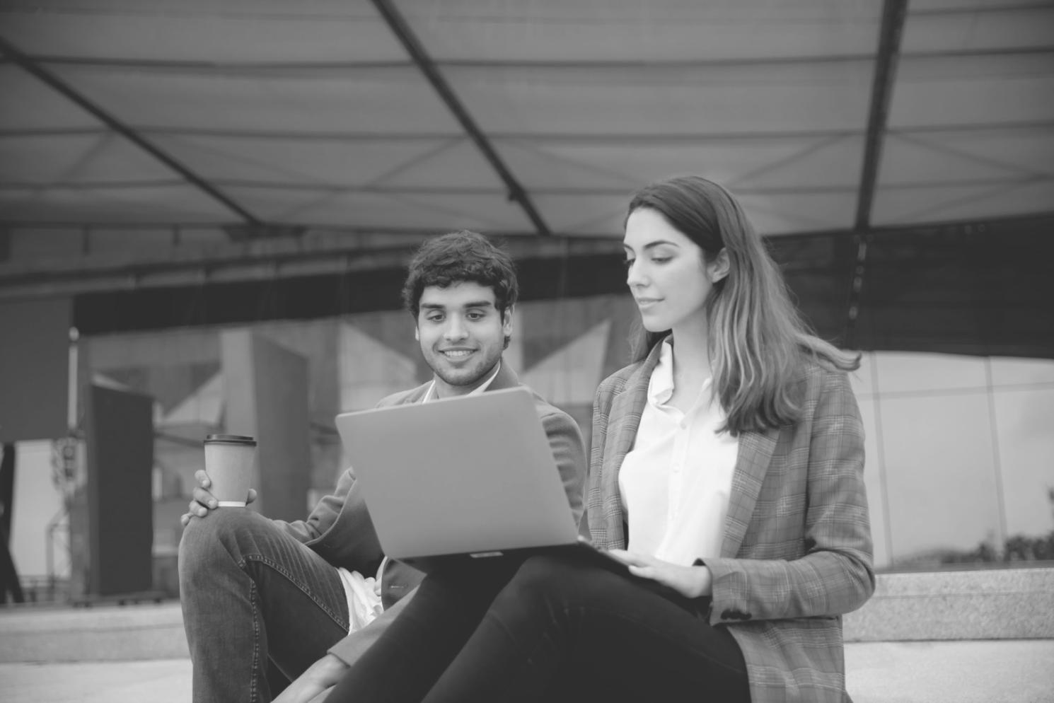 Séance de travail collaborative sur la planification financière
