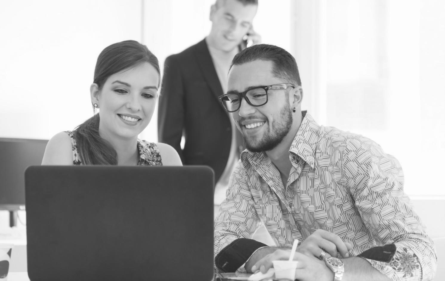 Personne travaillant sur ses finances personnelles avec un ordinateur